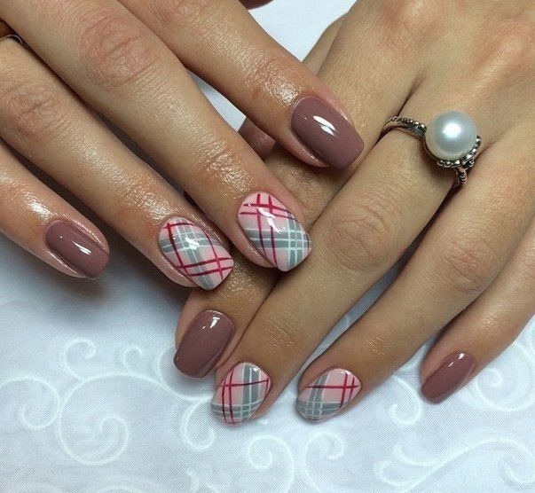 Рожевий манікюр з геометричним розписом у сірих і червоних тонах