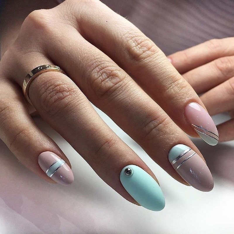 Матовий Рожево-Синій Манікюр: Геометричний Мінімалізм на Довгих Мигдалеподібних Нігтях