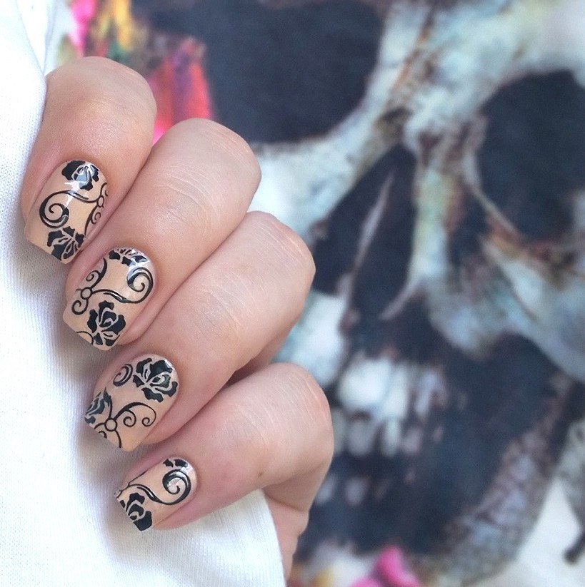 Бежевий манікюр з чорними квітами на овальних нігтях