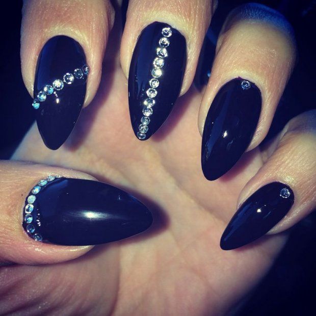 Чорний манікюр стилет з блискучими сріблястими стразами