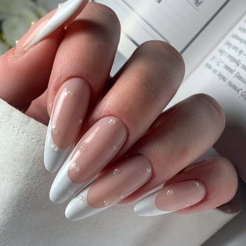 Розкішний Бежево-Білий Французький Манікюр Стилет з 3D-Стразами