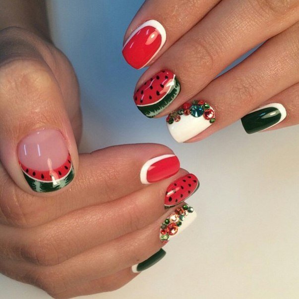 Червоний френч з 3D квітами та стразами на овальних нігтях