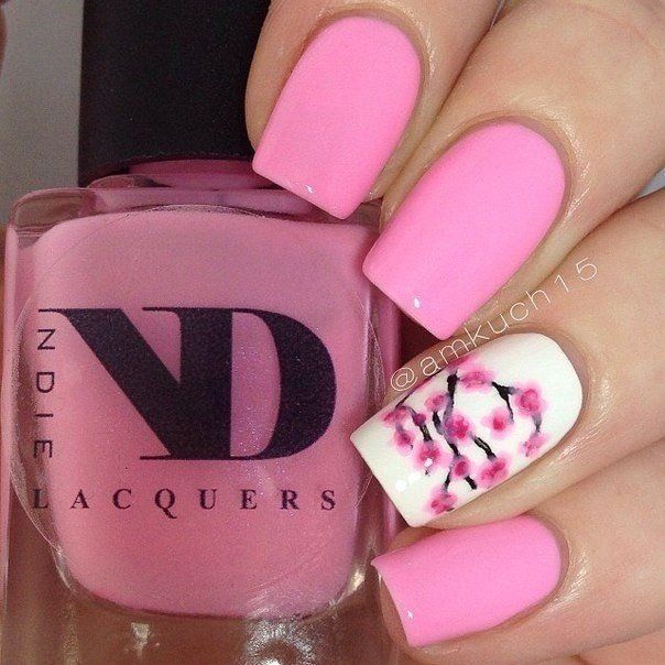 Рожевий манікюр з ручним розписом квітів на овальних нігтях