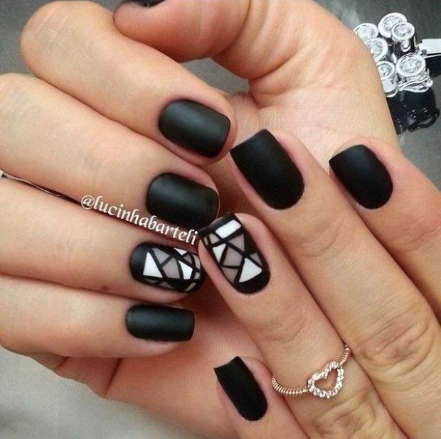 Матовий чорний манікюр: геометричні лінії та мінімалізм
