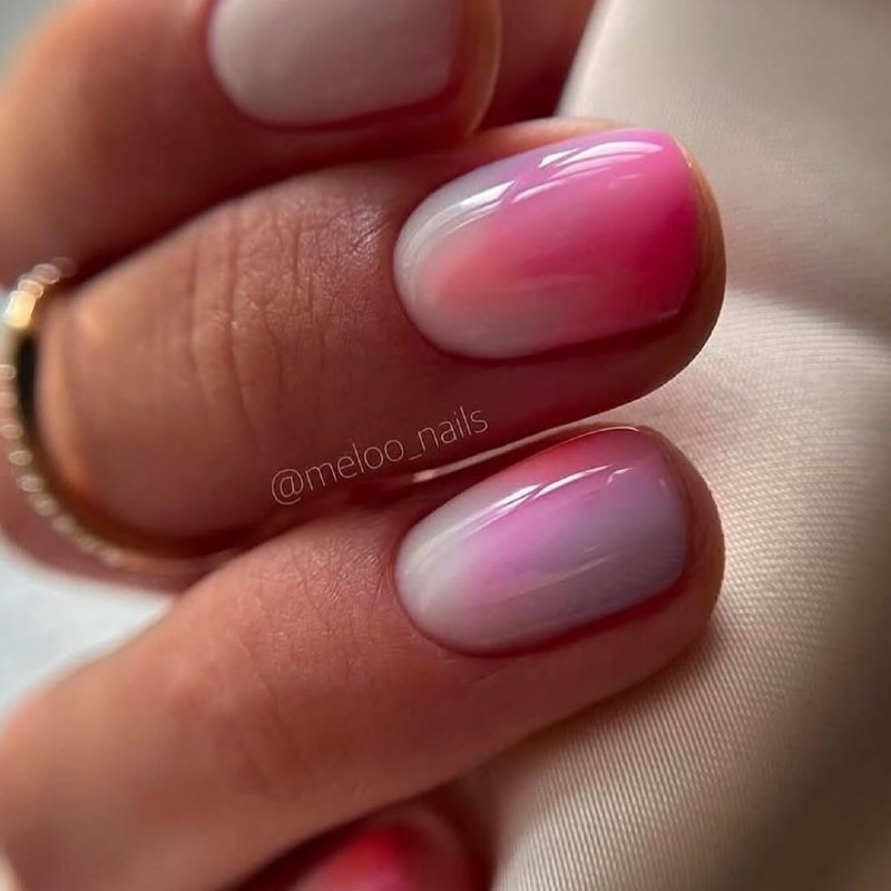 Ніжний рожево-білий омбре: мінімалістичний гель-лак на коротких круглих нігтях