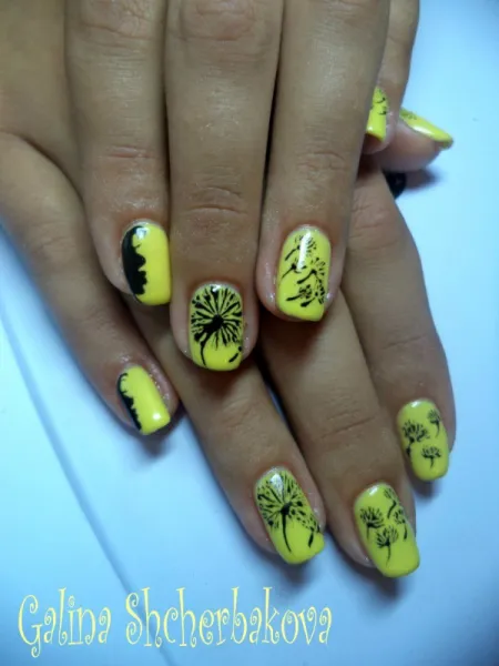 Жовтий квадратний манікюр з чорними квітами: весняний настрій