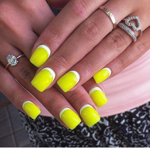 Жовтий французький манікюр: мінімалізм на квадратних нігтях