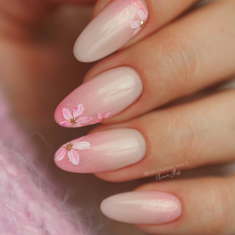 Розкішний рожево-золотий омбре манікюр з квітковим розписом та блискітками