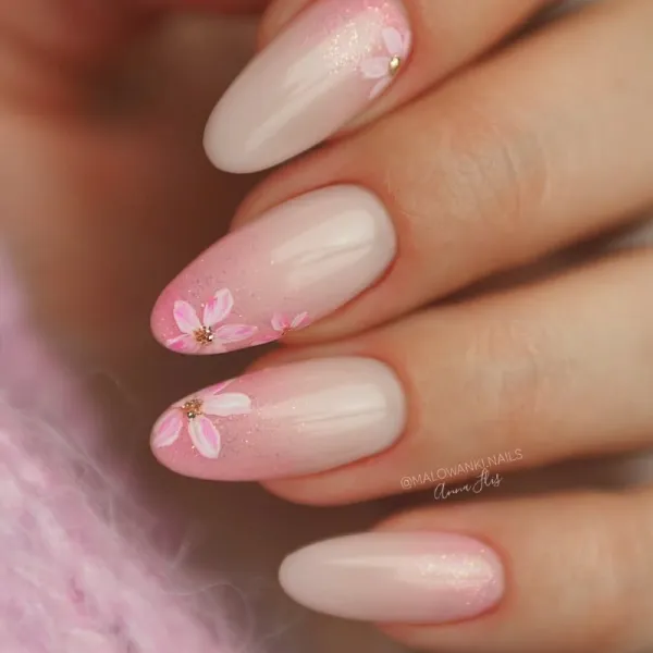 Рожево-золотий омбре манікюр: квіти, блискітки на мигдалеподібних нігтях
