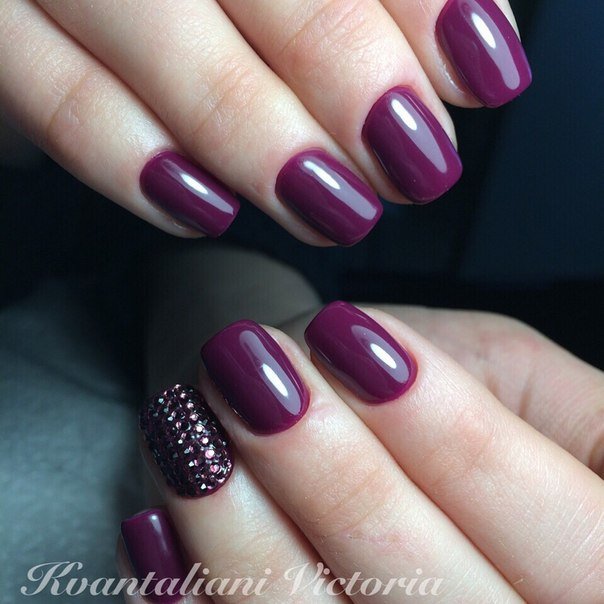 Розкішний бордовий манікюр з блискітками на квадратних нігтях