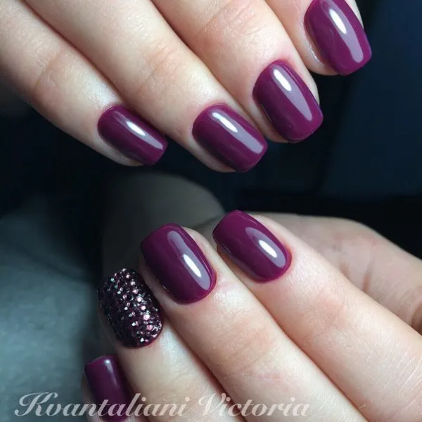 Бордовий блиск: квадратні нігті з глибоким глітером на гель-лаку