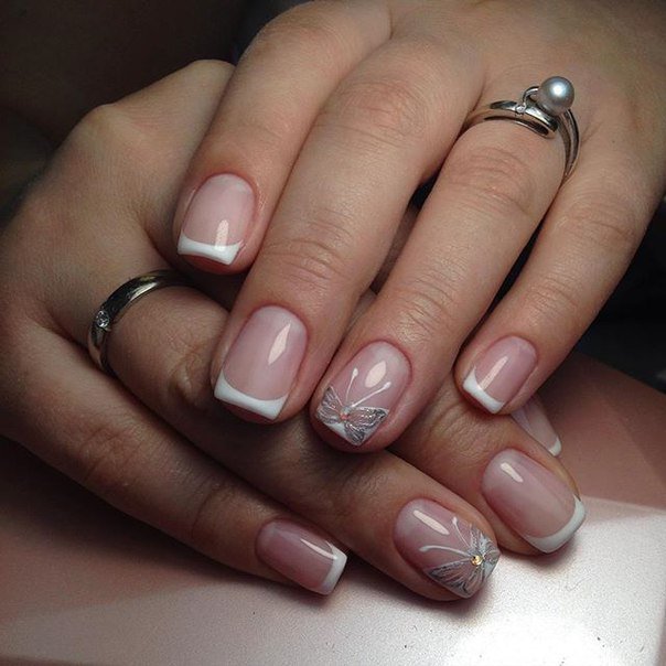 Бежевий френч з 3D-деталями та стразами на овальних нігтях