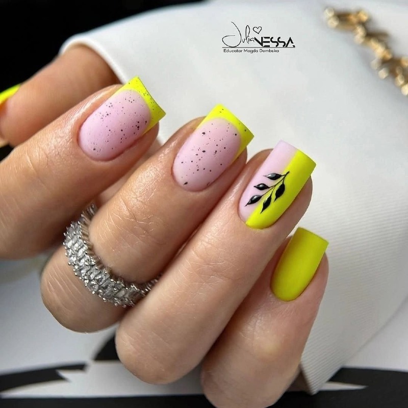 Квадратний френч: жовто-рожевий манікюр з квітковим та абстрактним ручним розписом