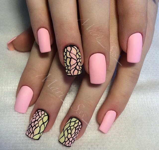 Абстрактний манікюр: матовий рожевий з жовтими штрихами