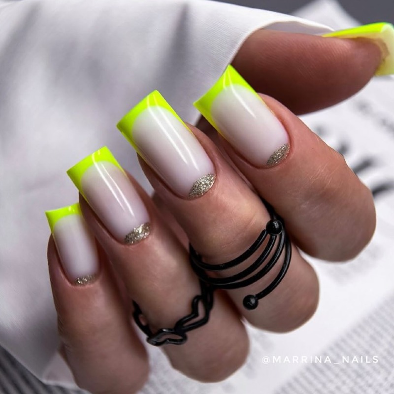 Довгі квадратні нігті: жовтий французький гель-лак зі срібними блискітками