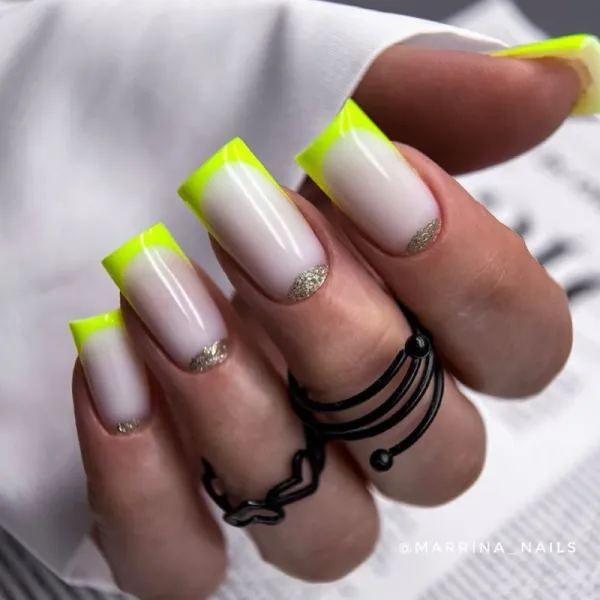 Довгі квадратні нігті: жовтий французький манікюр з блискітками