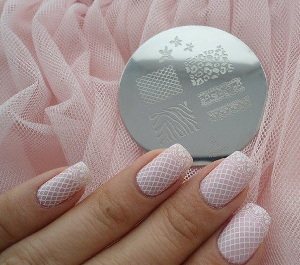 Рожевий манікюр з білою геометрією на квадратних нігтях