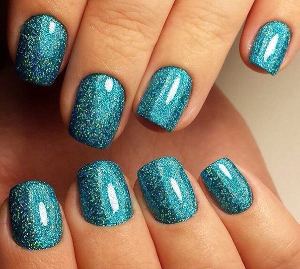 Короткий синій манікюр з блискучими елементами та кольоровими акцентами