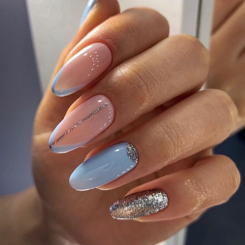 Довгі мигдалеподібні нігті: бежевий френч з синіми блискітками та мінімалізмом