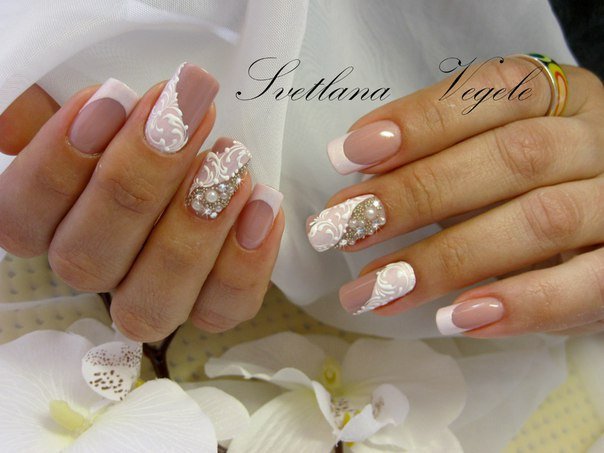 Розкішний бежево-білий френч: 3D квіти, золото та стрази на квадратних нігтях