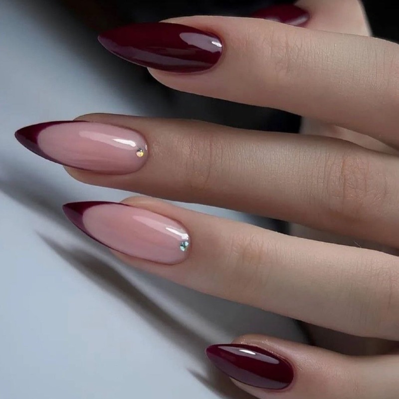 Розкішний Бордовий та Рожевий Стилет: Французький Манікюр з Блиском