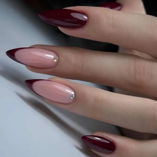 Бордовий та Рожевий Стилет: Французький Манікюр з Блиском та Стразами