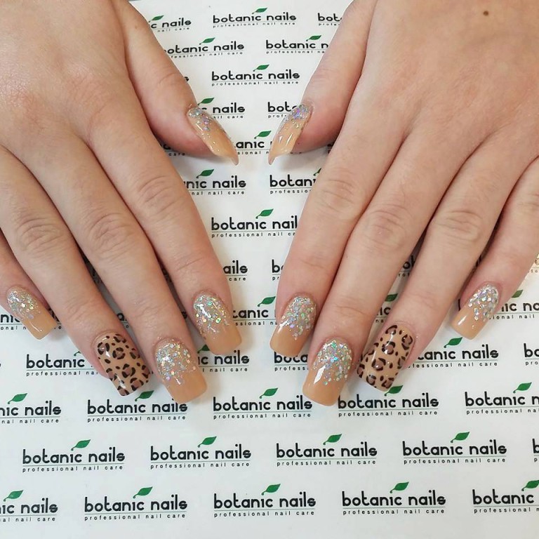 Бежевий манікюр з блискітками та сріблястим ручним розписом