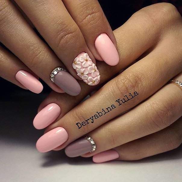 Рожевий манікюр з 3D квітковим дизайном та блиском