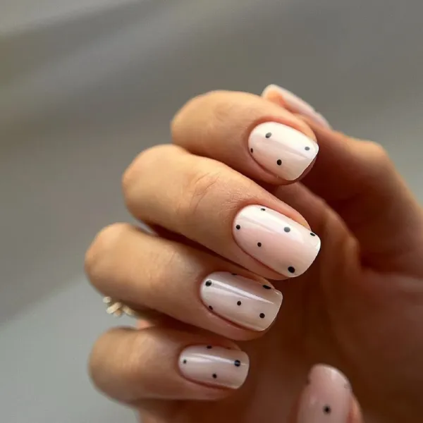 Рожевий та чорний мінімалізм: овальні короткі нігті з гель-лаком