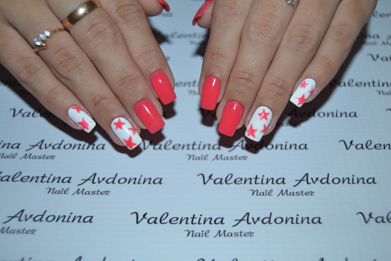 Червоний манікюр з геометричним візерунком та білими лініями