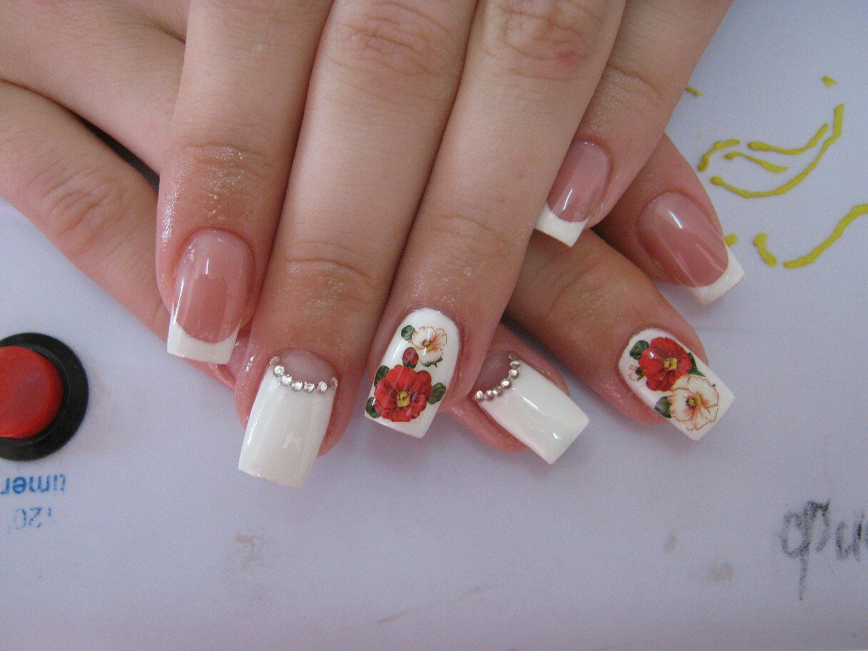 Білий френч з червоними квітами та сріблястим блиском
