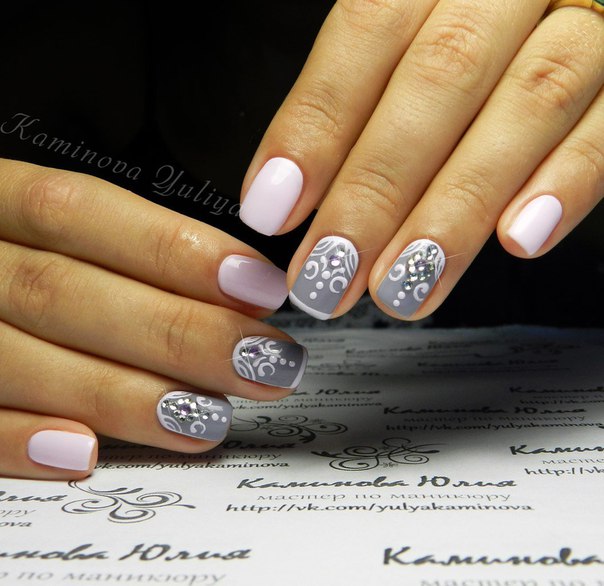 Абстрактний сіро-рожевий манікюр з блискітками та стразами на коротких овальних нігтях