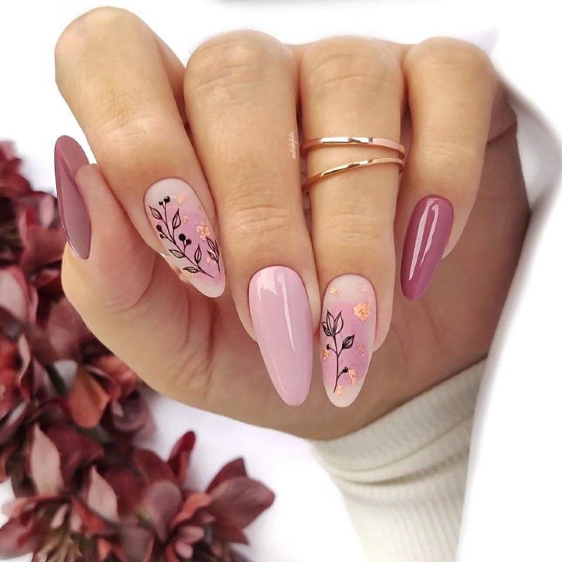 Мигдалеподібний манікюр: Рожевий, бордовий гель-лак, розпис та фольга