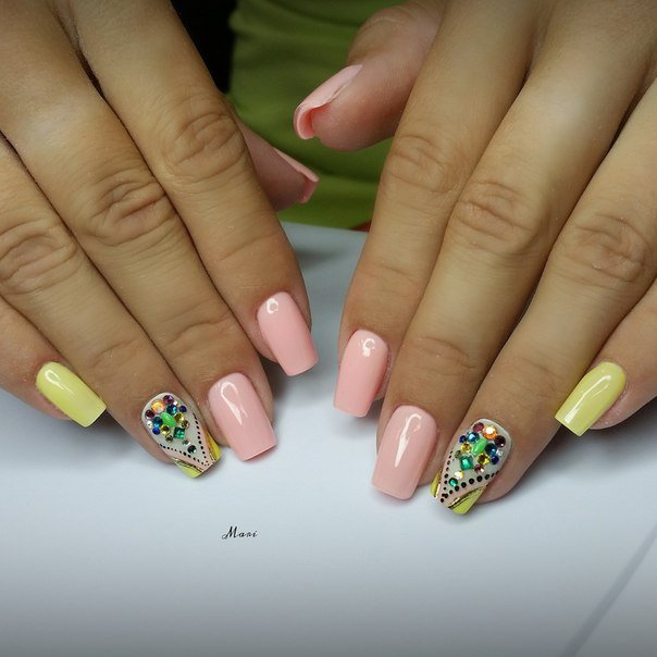 3D манікюр з геометрією та яскравими кольорами на рожевій базі