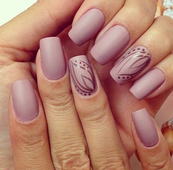 Матовий фіолетовий манікюр з абстрактним сріблом: квадратна форма, ручний розпис