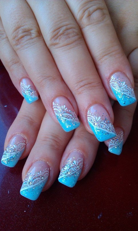 Синій манікюр з ручним розписом квітів та блискучими стразами