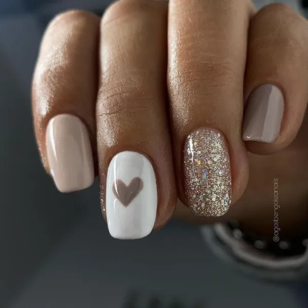 Бежевий мінімалізм на овальних нігтях: білий акцент та блиск гель-лаку