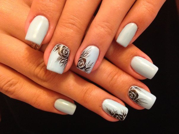 Весняний квітковий дизайн: синьо-чорний манікюр на квадратних нігтях гель-лаком