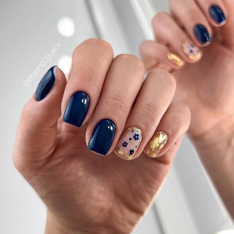 Синьо-золотий квітковий манікюр: Блискучий дизайн гель-лаком на квадратні нігті