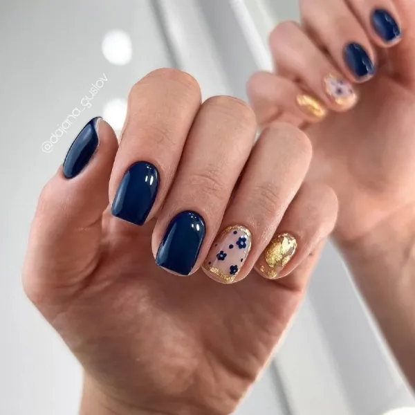 Синій з золотом: Квітковий блискучий манікюр на квадратні нігті