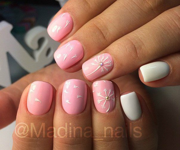 Рожевий квітковий манікюр 3D зі стразами на овальних нігтях